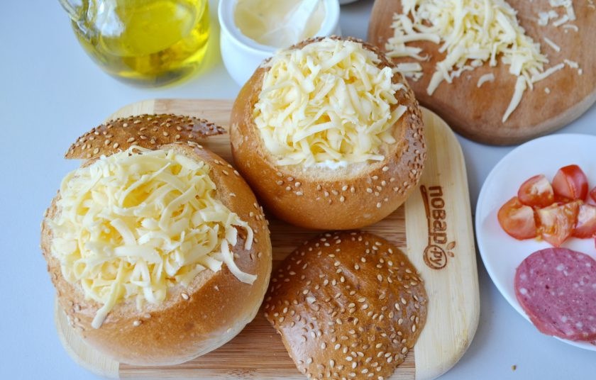 1. Этап. Булочки, фаршированные омлетом, на завтрак: Сверху положите по хорошей щепотке сыра, отправьте булочки в горячую духовку на 5 минут.