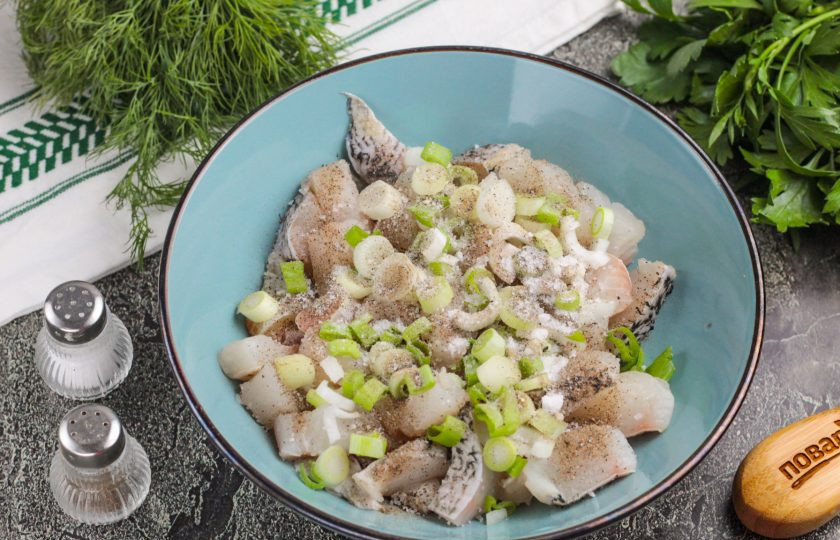 1. Этап. Тала из щуки: Влейте уксус и растительное масло, добавьте соль и молотый черный перец. По желанию масло можно и не вливать.