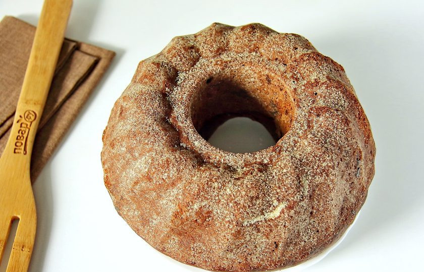 1. Этап. Шоколадный кекс на кефире: Выпекайте в разогретой до 180 градусов духовке около 30-40 минут. Готовность проверяйте деревянной шпажкой. Готовому шоколадному кексу дайте немного остыть в форме, затем аккуратно извлеките и переложите на тарелку.