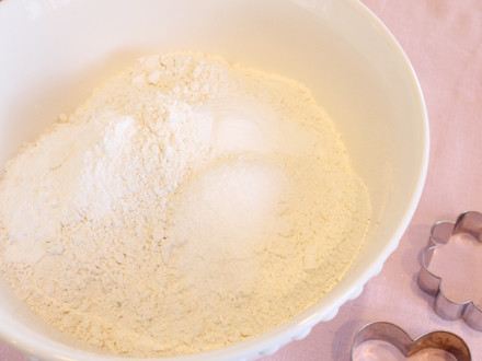 1. Этап. Печенье на 14 февраля: 1. Муку соединить с солью и разрыхлителем и просеять в глубокую мисочку.