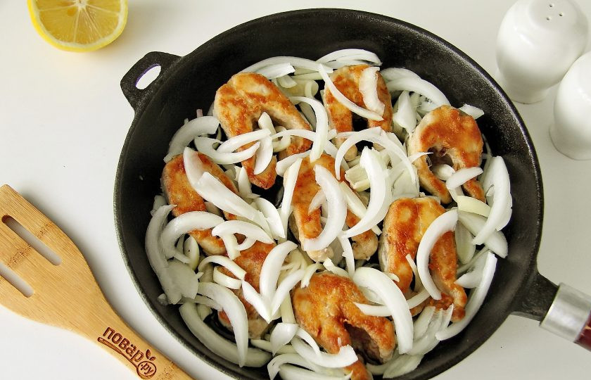 1. Этап. Щука жареная с луком: Добавьте к щуке нарезанный перьями репчатый лук. Количество лука зависит от ваших предпочтений. Накройте сковороду крышкой и на небольшом огне доведите блюдо до полной готовности.