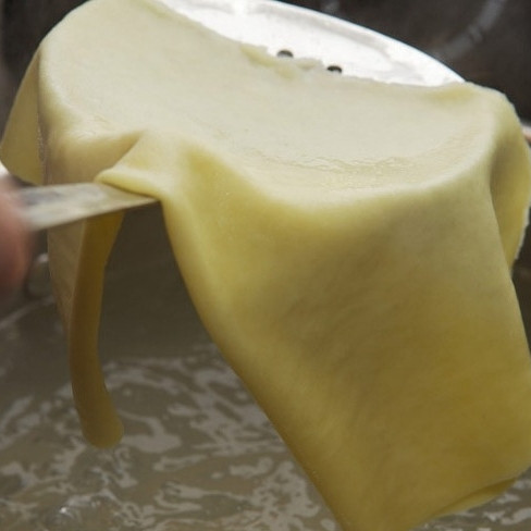 1. Этап. Лазанья с мясом: Аккуратно достаем листы для лазаньи из кипящей воды, даем им немного остыть.