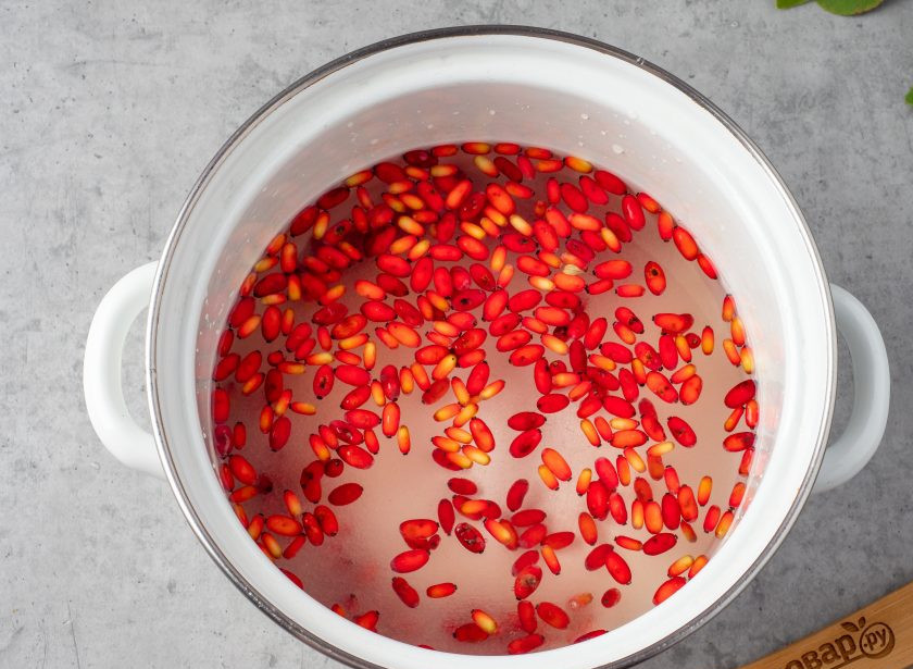 1. Этап. Компот из барбариса: Залейте фильтрованной водой.