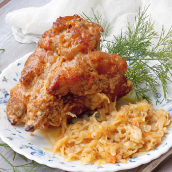 Свиные ножки с капустой