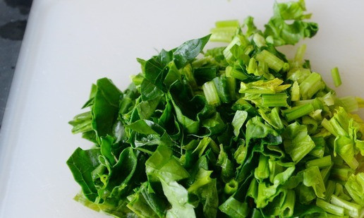 1. Этап. Густая похлёбка с фрикадельками и шпинатом: Шпинат тщательно промываем, особенно у корня. Я обрезаю корни, но не обрезаю стебли, в них столько же витаминов, как и в листьях. Шпинат режем.