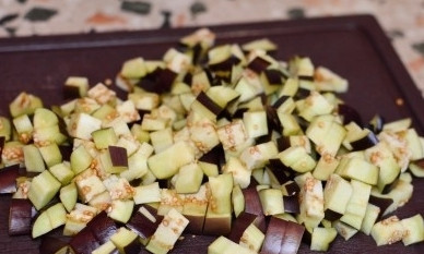 1. Этап. Говядина в кисло-сладком соусе по-китайски: Баклажаны нарезаем небольшими кубиками.