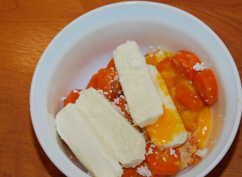 1. Этап. Морковное суфле с творогом: Добавьте творог и желтки. Пробейте все блендером до однородности.