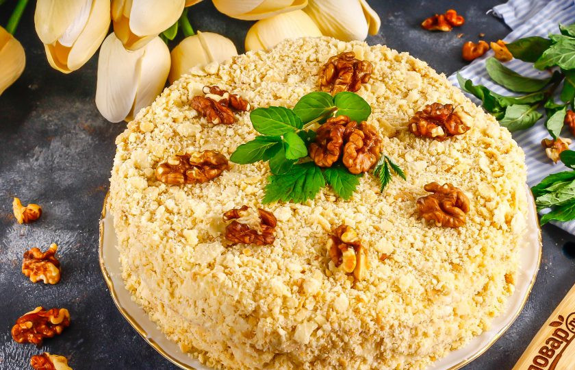 1. Этап. Торт Наполеон с грецкими орехами: При подаче украсьте ядрами грецких орехов и свежей зеленью мяты.