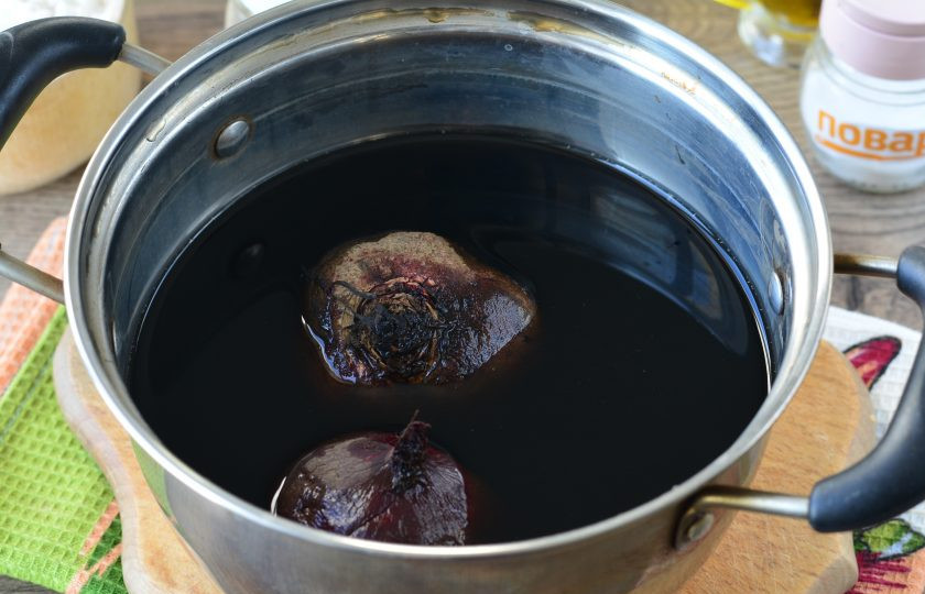 1. Этап. Свекла в сливочном соусе: Промытую свеклу сложите в кастрюлю и залейте водой. Варите до мягкости 40-45 минут. Затем остудите.