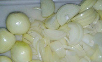 1. Этап. Солянка без огурцов: Пока варится бульон, лук красиво нарезаем полукольцами.