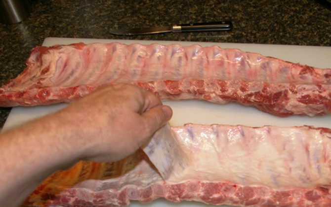 1. Этап. Копченые свиные ребрышки: Подготовьте ребрышки. Если вы купили их с мембраной, то обязательно удалите ее.