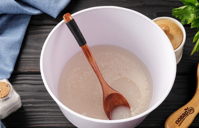 1. Этап. Армянский хачапури: Часто можно встретить в рецептах тесто для хачапури на основе кислого молока, мацони или кефире. Сегодня будет готовить тесто на воде, поверьте, выпечка получится просто волшебной! Соедините тёплую воду, сахар и дрожжи. Оставьте на 15 минут.