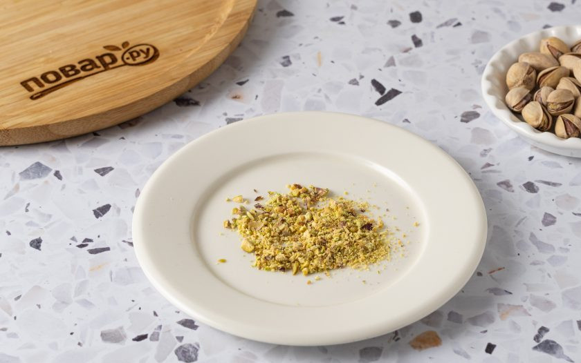 1. Этап. Фисташковый молочный коктейль: Фисташки очистите от скорлупы и мелко порубите.