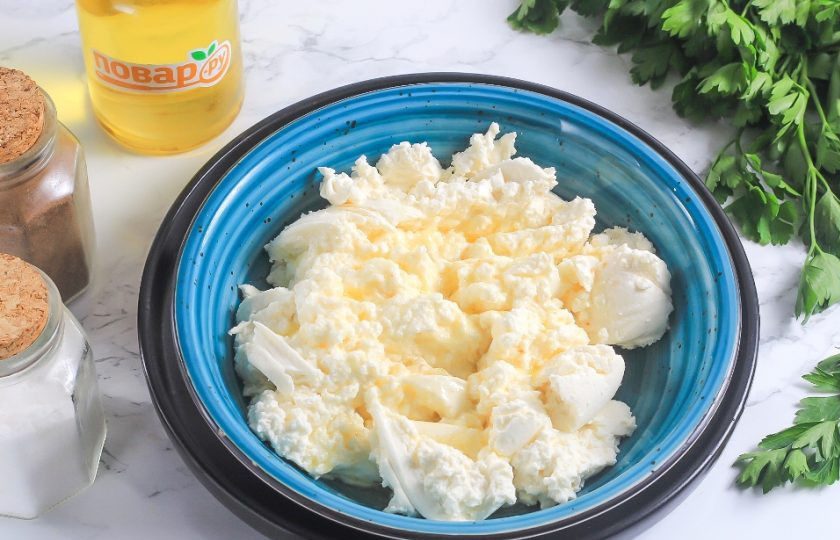 1. Этап. Домашняя брынза из творога: Затем выложите его в глубокую миску. Сливочное масло растопите в ковше или в сковороде и перелейте в емкость к творогу. Аккуратно перемешайте и попробуйте на вкус, масса должна быть чуть соленой.