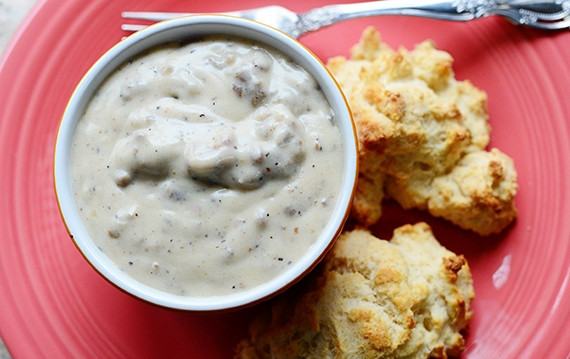 1. Этап. Песочное печенье с подливой: 7. Подавайте песочное печенье со сливочно-мясным соусом, приправленным солью и перцем по вкусу.