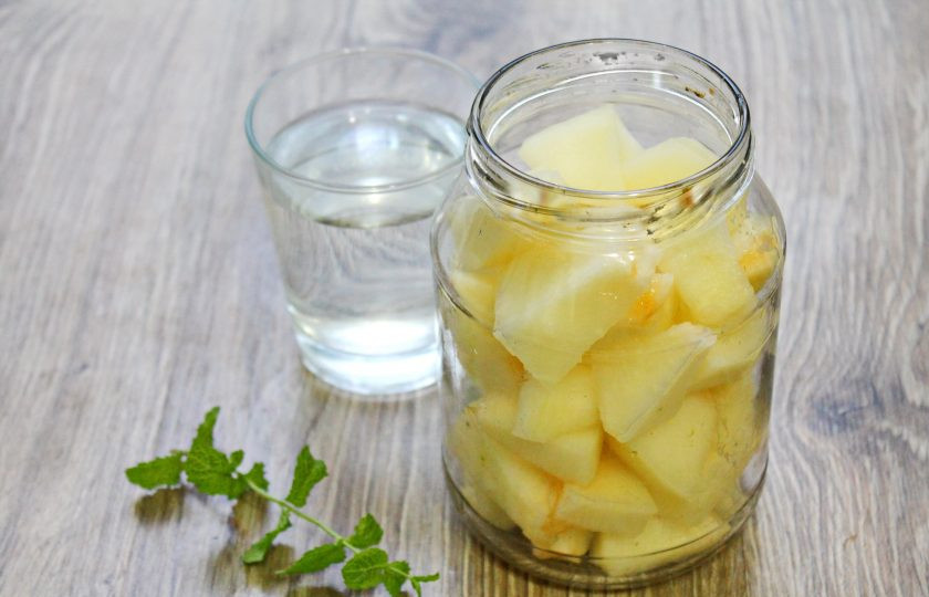 1. Этап. Дынная водка: Дыню очистите от корки и семян, порежьте на кусочки. Банку тщательно вымойте и высушите, выложите в нее дыню.