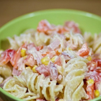 Салат с овощами, ветчиной и макаронами
