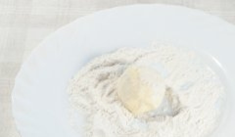 1. Этап. Творожники в духовке: Из получившего теста сформируйте шарики. Каждый обваляйте в муке.