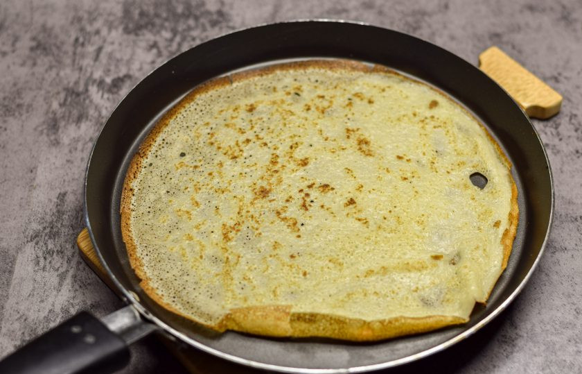 1. Этап. Блинчики с творожным кремом: Жарьте блины с каждой стороны по 30 секунд — до готовности.