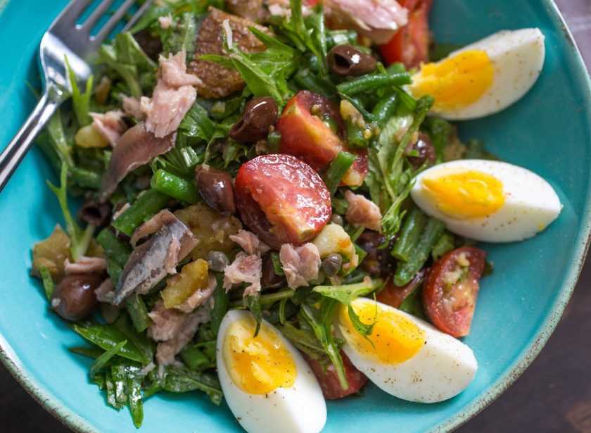 1. Этап. Салат с консервированным тунцом и яйцом: 8. При подаче выкладываю салат на блюдо, добавляю измельченные на 4 дольки куриные яйца, украшаю анчоусами.