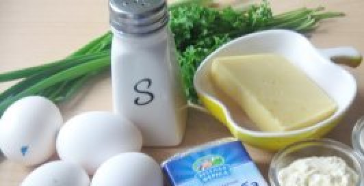 1. Этап. Омлетный рулет с плавленым сыром: 1. Такой рулет омлетный с плавленым сыром в домашних условиях станет отличным вариантом для завтрака, обеда и даже для праздничного стола.