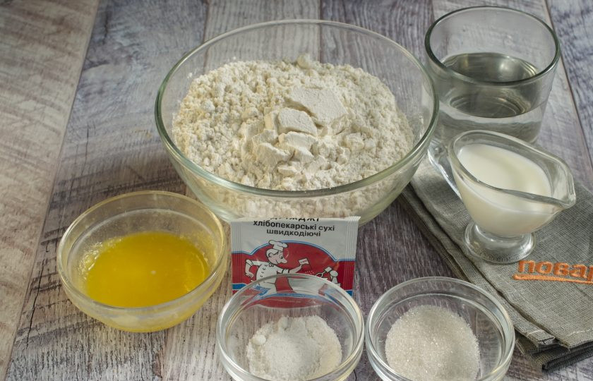 1. Этап. Индийский Наан: 1. Подготовьте необходимые ингредиенты. Муку просейте в миску.