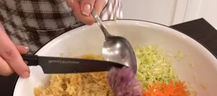 1. Этап. Овощной витаминный салат: 2. Яблоки полейте лимонным соком. Морковь натрите на крупной терке и добавьте в миску. Лук натрите на крупной терке. Натрите свеклу и добавьте к салату. Перемешайте, посолите.