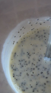 1. Этап. Чиа пудинг с ягодами: Вмешать ложкой семена чиа.