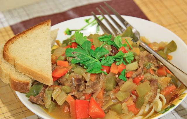 1. Этап. Лагман с сельдереем: 5. Примерно 20 минут пускай томится под крышкой, а вы тем временем отварите лапшу, разложите по тарелкам, и сверху поливайте чудо-соусом из казанка. Приятного аппетита!