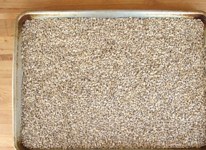 1. Этап. Подсолнечная паста: 1. В духовке при 180 градусах запекайте семечки на противне в течение 23 минут.