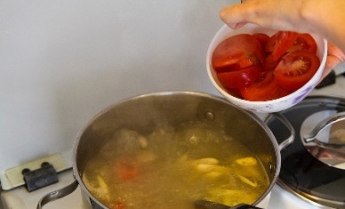 1. Этап. Том Ям Кунг: В готовый кипящий бульон закладываем лемонграсс, листья лайма, галангал, помидоры, сахар. Варим минуты 2. Если помидоры очень спелые, добавьте их попозже, вместе с грибами.