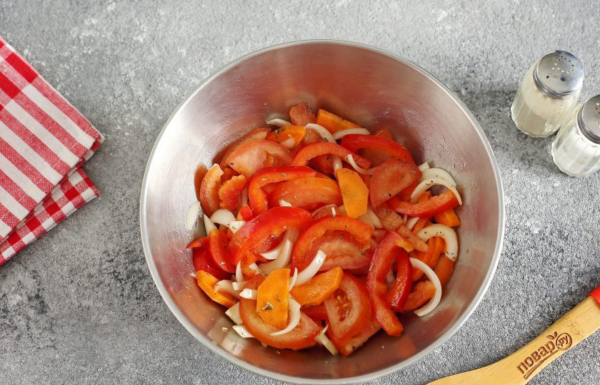 1. Этап. Рыбные стейки с овощами в духовке: Добавьте к овощам соль, прованские травы или любые другие специи и оливковое масло. Перемешайте.