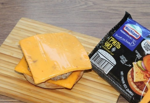 1. Этап. Бургер с котлетой и сыром гриль-чиз: 10. Сверху, закрыть горячую котлету вторым ломтиком сыра Hochland. При этом сыр начнет немного таять.