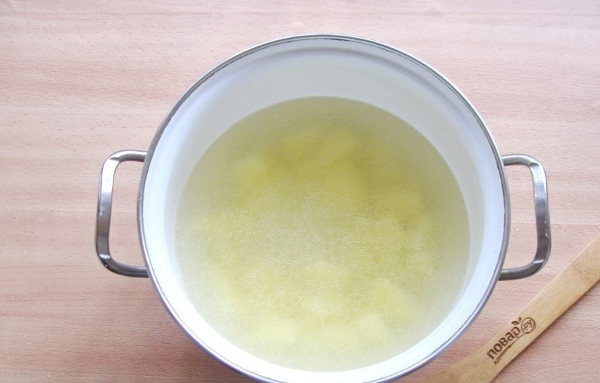 1. Этап. Щи из свежей капусты без зажарки: Залейте картофель бульоном и начинайте варить щи.