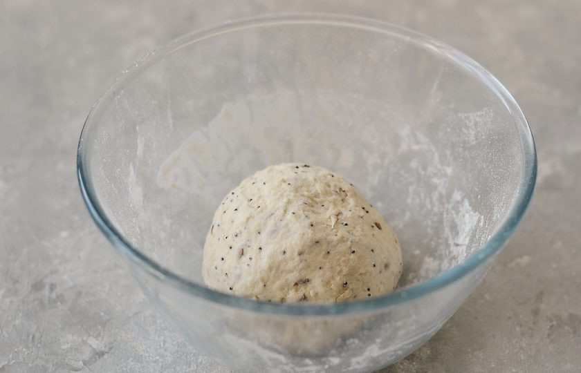 1. Этап. Злаковый хлеб в духовке: Заместите мягкое, эластичное тесто. Муку можно подсыпать дополнительно. Накройте пленкой и уберите в теплое место подниматься на 1 час.