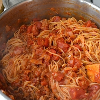 1. Этап. Запеченные спагетти с сосисками: Готовые спагетти вмешиваем в соус. Перемешиваем.