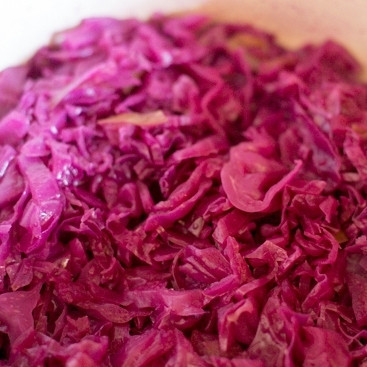 1. Этап. Тушеная красная капуста: Время от времени капусту нужно будет перемешивать. Когда капуста станет мягкой, ее останется посолить и поперчить по вкусу, после чего можно снимать с огня и подавать. Тушеная краснокочанная капуста по-немецки готова.