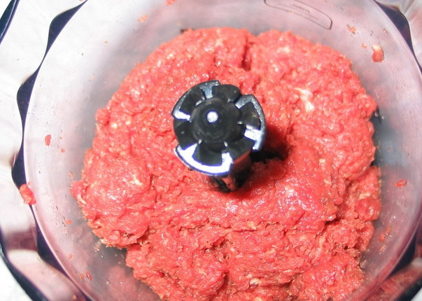 1. Этап. Котлеты в пароварке: С хлеба срезаем корочки и замачиваем его на пару минут в молоке. Пока хлеб размокает, мы промываем говядину (или любое другое мясо) и нарезаем ее на небольшие кусочки. Измельчаем мясо в блендере или пропускаем через мясорубку.