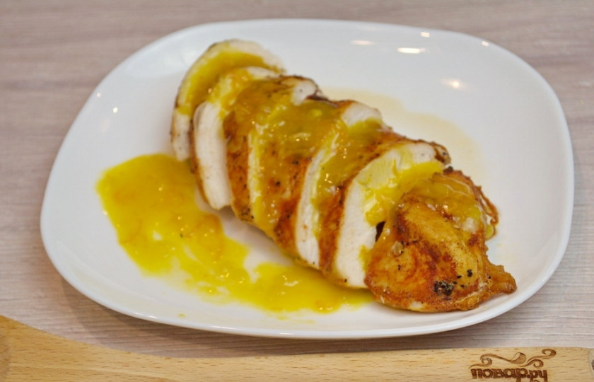 1. Этап. Курица под апельсиновым соусом: Куриное мясо нужно нарезать на небольшие кусочки. Выложите его на блюдо, полив подготовленным апельсиновым соусом.