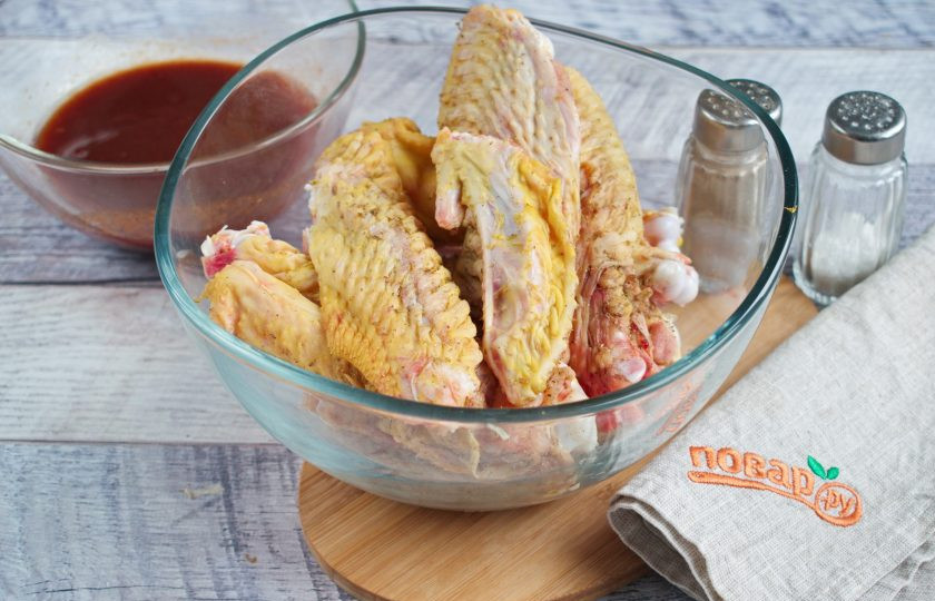 1. Этап. Куриные крылышки в меду: Куриные крылышки натрите солью и специями.