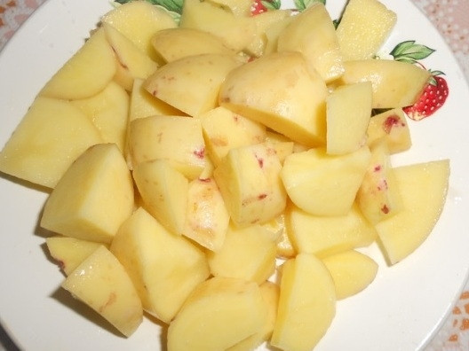 1. Этап. Пшенная каша Сливуха: 2. Нарезаем его кубиками небольшого размера, отвариваем до полуготовности.