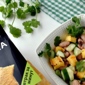 Салат с полентой и тунцом