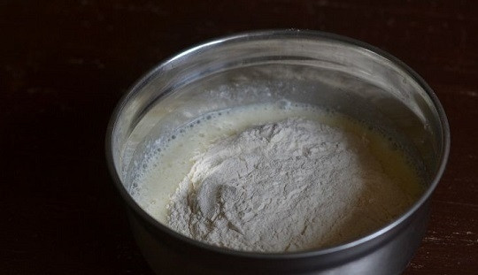 1. Этап. Оладьи с кислым молоком: 4. Всыпьте просеянную муку.