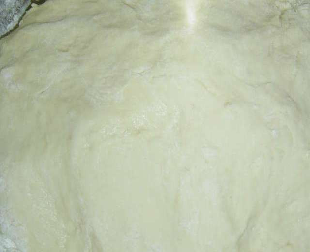 1. Этап. Пирожки с яблоками на сковороде: Теперь начинаем постепенно всыпать муку и замешивать тесто. Оно должно получиться довольно плотным, выкладываем его в миску и ставим на пол часа в теплое место. За это время оно должно увеличиться вдвое.