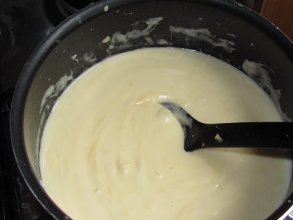 1. Этап. Цветная капуста в сырном соусе: 4. Когда соус станет однородной густой консистенции, снимаем с огня.