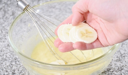 1. Этап. Тесто для кексов в формочках: 3. Бананы очистите и нарежьте тонкими пластинками или средними кубиками. Добавьте в мисочку.