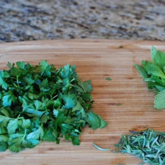 1. Этап. Стейки в зеленом маринаде: Мелко рубим зелень.