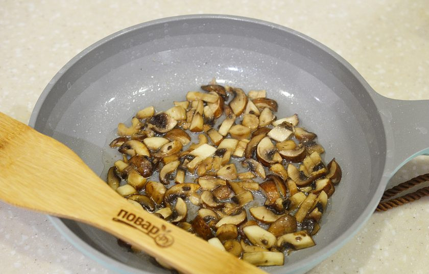 1. Этап. Сливочный рис с грибами: 2. Обжарьте грибы с добавлением масла.