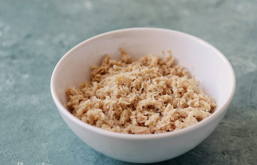 1. Этап. Соевые пельмени: Отожмите текстурат, затем измельчите его в мясорубке.