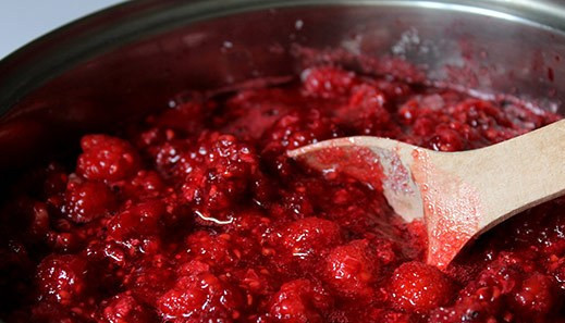 1. Этап. Малиновое варенье жидкое: 3. Ставим миску на средний огонь и варим 15 минут, помешивая.